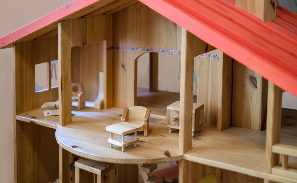 Doll House Assembly in Mason